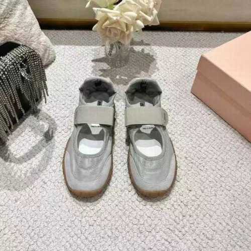 MiuMiu 缪缪 25ss 春夏新款 饼干鞋 阿甘鞋休闲运动鞋miumiu最新爆款 前卫大胆的设计，Miu Miu风格融于此款厚底真丝雨布玛丽珍设计的简约线条