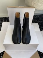 东莞代购级 Maisonmargiela Mm6 马吉拉分趾系列低跟分趾靴 代购同渠道硬货 区分市场low版 原版套楦鞋型很经典，不管是价格还是品质通通秒杀市场