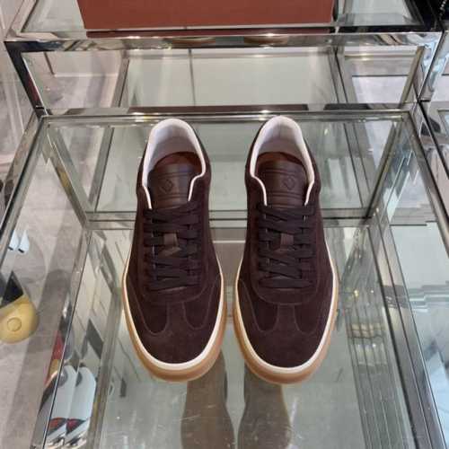 Loro Piana 诺悠翩雅 24Ss 新款lp情侣款德训鞋 休闲板鞋 这款新款绒面革网球鞋采用超低帮设计，适合全年穿着。包边鞋底营造轻松迷人的色彩组合，将功