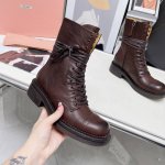 官网同步miumiu缪缪 高版本原版定制fw24 西部 美拉德风 复古 机车 马丁靴 系带 做旧 骑士靴 短靴 长靴 这款简约的皮革短靴设计精致，结合鞋面孔眼设