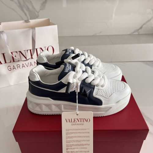今日新色 华伦天奴 情侣款运动鞋系列ｐ Valentino 新款情侣运动鞋 火爆发售. 原版zp入购拆解. 反复打版调改. 力要一比一还原！顶级奢华力作 招牌柳