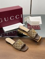 2025夏季新款新色凉拖鞋现货上新啦。 Gucci 高品质拖鞋 双G五金 5D立体双GG刺绣露趾凉鞋 拖鞋 跟高：1.0和2.5CM中跟，原版一比一！面料 ：进
