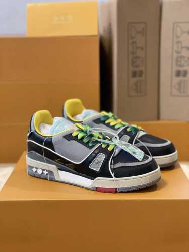 顶级版本 上线男款39-44 45.46 款号MS0221Virgil Abloh 向篮球鞋设计汲取灵感，推出标志性 LV Trainer 运动鞋，官网最新修改