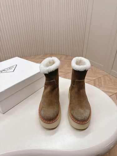 市面最高版本 Prada 普拉达24秋冬新款△三角标羊毛鞋，厚底靴 雪地靴 双色擦色牛绒真羊羔毛 真皮沿条 双色tpu大底 材质细节可对比原版，市面普通版本区分