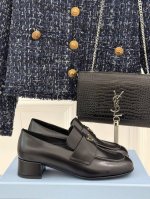 厂价 Prada 普拉达经典秋冬新品三角标粗跟乐福鞋面料采用进口小牛皮高级定染羊皮内里意大利进口牛皮大底跟高：4.5cm码数：35-39 40 41定制