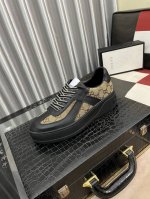 出厂价： GUCCI 古奇男鞋休闲鞋绝对火爆潮男的极致搭配单品！超质感魅力挡不住，主推款，花皮色彩亮丽！鞋面选用优质牛皮搭配品牌面料，猪皮内里垫脚， 耐磨橡胶底