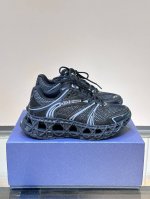 dior Kawa迪奥联名2025Ss休闲运动鞋，以 Dior 的高订风格重新演绎跑步鞋。B35运用了质感细腻的皮革和网眼布面材质拼接而成，四季可穿，舒适透气，