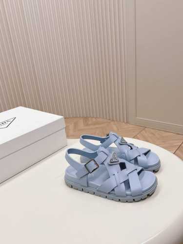 最新系列！Prada 普拉达2024春夏新款凉鞋 最新走秀系列，经典升级 舒适度与时髦度并存 每个颜色搭配都好看，设计搭配不同风格需求 鞋面：定制面料 内里: