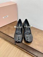 Miumiu2024夏季新款火爆款编织面玛丽珍单鞋 全新超美链条装饰搭配 时尚淑女气质十足 双色拼接 又不乏美艳色彩外侧附带弹力象巾 上脚非常方便 鞋面:进口原