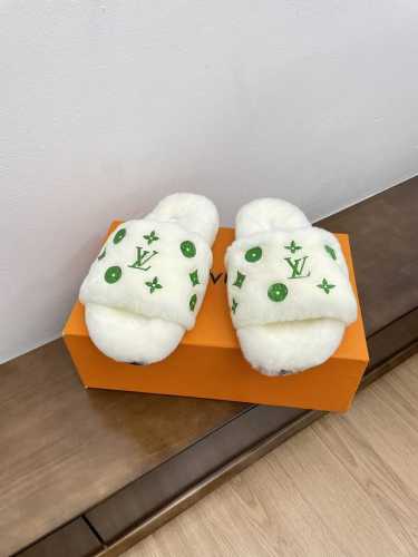 顶级版本l家经典爆款毛毛拖鞋 时髦精必入单品毛茸茸 软糯糯的居家外穿都 舒适百搭 慵懒又时髦！ 鞋面:进口羊羔毛 大底:原版模具橡胶大底 Size：35-39