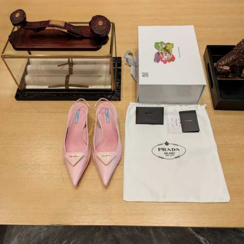 猫跟成形底穆勒鞋 顶级包装配套最高版本 PRADA 普拉达春夏新品， 顶级版本 实力来袭！官方原版开边珠牛皮版本。 当红巨星金晨同款凉鞋，时髦百搭nice单品，
