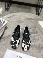 390 the Row Ssnew Arrival～ the Row 玛丽珍鞋新品，极致简约但调性十足！ 马毛材质，羊皮里垫脚 软糯舒适！真皮注塑大底！ 码数：