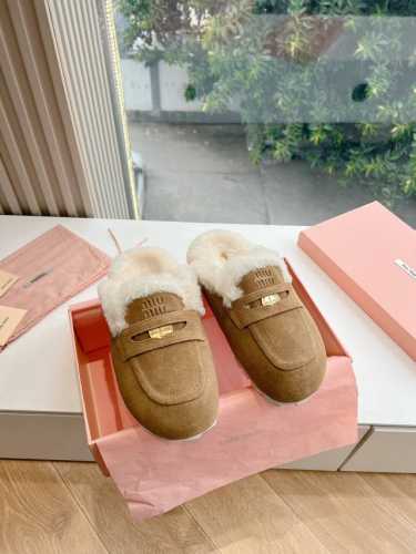 所见即所得刺绣logog0286现货供应miumiu*缪缪厚底 年新款英伦风包头毛拖 怎么穿都好看今夏时髦精最爱 看起来不怎么舒服 上脚超级舒服 面料：磨砂鹿皮