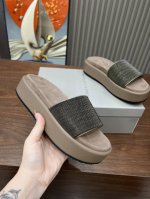 冲量价 Brunellocucinelli 。B C增高鞋上新款了。 面料：进口羊皮。内里进口牛绒，纯铜珠链，双层底台1=1原版开模，上脚美观大方，百分百原版开