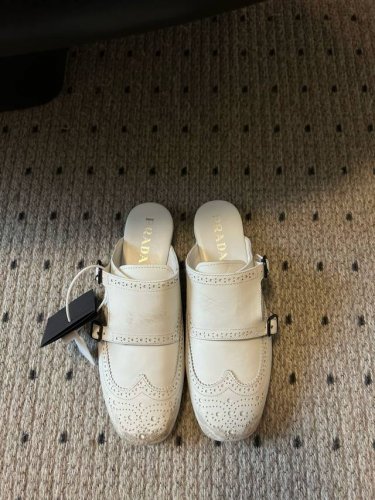 Prad* 25ss 普拉达走秀款复古2扣半拖爆款！走秀款 复古感时髦满满 随意百搭 时尚休闲 独到味道，人人都爱也轻松驾驭 每年都会爆.足以征服你，穿上它，休
