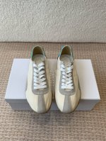 MaisonMargiel* MM6德训休闲鞋鬼才设计师品牌，一个轻奢品牌上脚很百搭哦，也很随脚舒适，这一款德国训练鞋延续了经典的T形真皮拼接设计，经过设计团队
