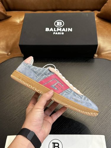 实价 BALMAIN巴尔曼B-Skate运动鞋 B-Skate 多材质拼接撞色运动鞋 ，鞋面饰有黑色鞋带，皮革拼接鞋舌点缀 Balmain 徽标， TPU 鞋底