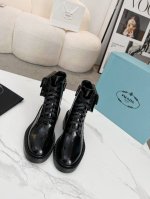 新品系prad*普拉达经典包包马丁靴上脚搭配自带高冷气质精致优雅利落...设计看上去简单帅气王炸靴子且贴合脚型穿着更舒适个性，材质；小牛皮：内里羊皮，根高4公分