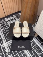 25Ss春夏新款chanel小香爱心链条一字凉拖鞋一字拖鞋夏天的标配 经典的一字拖居然能做到这么好看 香奶奶的穿皮链条果然很不一般！就有这种慵懒又富贵的感觉！鞋