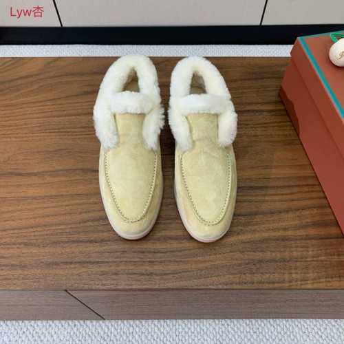 Loro Piana 高帮毛里乐福鞋。意大利顶级羊绒复古优雅低调奢华。时尚性与皮料实用性同样兼具依然全网最高品质。鞋面羊京丝质柔滑。手工缝线，A级羊毛里。原版大