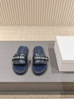 出厂 ，Dior迪奥 凉拖是二零二四秋季成衣系列的新款单品！来自 Dioriviera 限定系列，时尚休闲。米色皮革效果鞋面饰以绗缝藤格纹图案，搭配深蓝色科技面