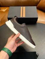 热卖款！杰尼亚 休闲运动鞋这款 Triple Stitch 低帮运动鞋以柔软的牛皮搭配麂皮制成，为休闲鞋履注入精致格调。标志性三重交叉弹性细节彰显出传统皮鞋的手