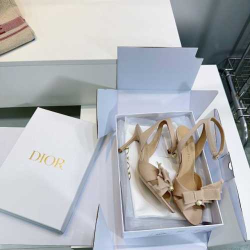 高品质出厂 ！顶级品质！Dior迪奥25春夏新款高跟蝴蝶结珍珠后空凉鞋！上脚效果真的绝了 黑色流苏罗缎鞋面尽显时尚格调 白色珍珠点缀增添高雅气质 设计超好穿 舒