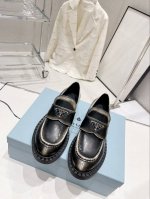 380Prada 普拉达2025新春款 复古做旧三角扣厚底乐福鞋 原版复刻 版型超正 超经典百搭小皮鞋 超级耐看 耐穿 不过时 瘦腿神器 简约大气 材质：牛皮