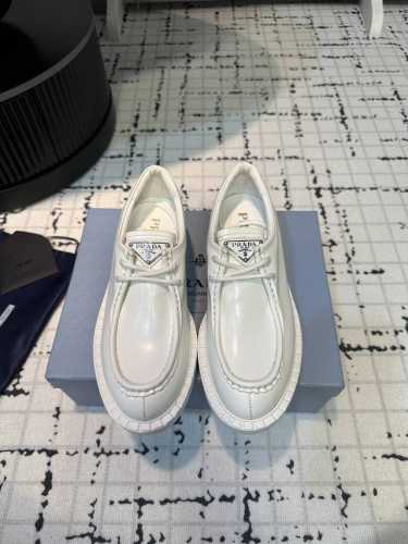 Prad’2024爆款德比休闲鞋.新潮厚底sneakns 三角标逆袭复古风.引爆早秋的爆版，值得拥有 皮料质感柔软日常穿脱鞋子非常方便打理 鞋面:头层牛漆皮 内