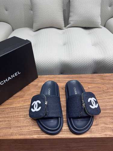 Chane* ｜小香25P春夏新品 包包装饰厚底懒人拖鞋 懒人必备穿了会上瘾的拖鞋 巨软巨舒服 让你摆脱一切的束缚感 呆萌的面包鞋型 对脚宽的宝宝很友好 大底有