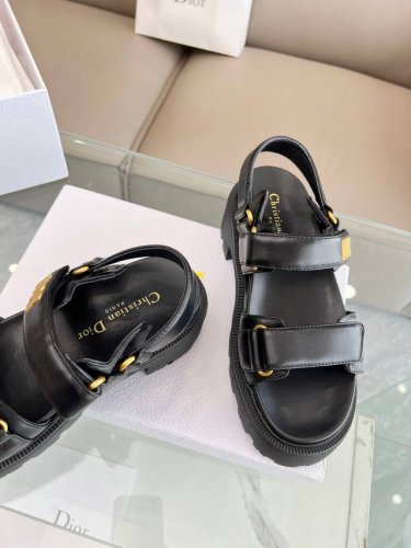 310 ￥Dior迪奥新品经典款。代购级别品质国外专柜爆款厚底中跟凉鞋 鞋面内里：原版定制材料，鞋底原版开模1.1，大底轻便 码数35-40（41/42可定做