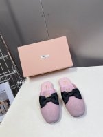 Miu Miu 缪缪 25ss 春夏季新款 芭蕾舞蝴蝶鞋 缪家以芭蕾的灵动意韵融于日常. 以现代笔触刻画舞鞋经典轮廓！超软的绵羊皮质款芭蕾舞鞋. 从经典日式鞋履