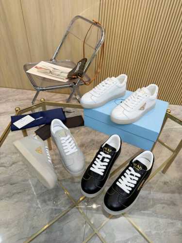 男款+10 2024年prada 普拉达女士金属徽标饰lane鹿皮革运动鞋这款运动鞋时尚简洁，展现出极简风格和运动个性的充分融合。搭配经典的棉质鞋带和轻便的鞋底
