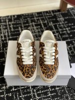 代购级 Celine 25ss 思琳新款休闲鞋德训运动鞋 专柜RMB购入开发 充满街头感的一双鞋子，最新大C设计非常赞 这款鞋有它自己独特的设计皮革鞋面非常好打