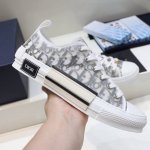 Diorkaws重磅联名早春新款 B23新潮百搭 注定是引爆主流的超级单品！鞋面：采用独家定制原版磨砂珍珠闪pvc半透明胶片拼接迪奥品牌专用logo面料[福]大