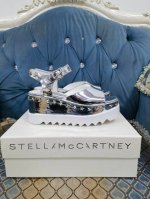 新款 实拍Stella Mccartney厚底休闲凉鞋 ，面料漆皮，内里羊皮， %穿着舒适度。 跟高8厘米，码数34-40，拿货350