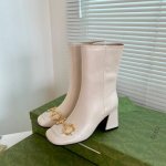 Gucci古驰秋冬新款马衔扣方头高跟中筒靴时装靴短靴 这款踝靴采用牛皮鞋面制作，饰以品牌经典的马衔扣符号元素，立体方跟和方形鞋头令整款设计更添精致感。 材质：鞋
