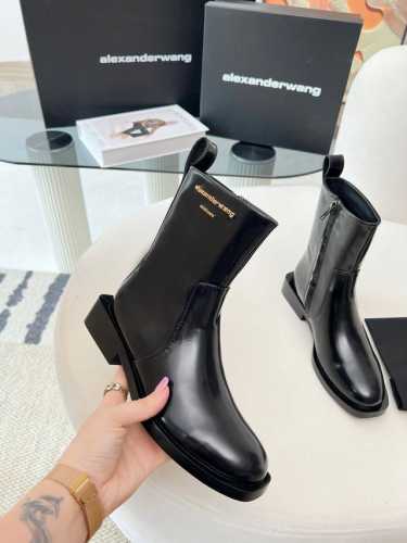 冲量价: Alexander Wang 亚历山大 王 秋冬新品 纽约时装周大王字母靴上新 Ins风格新款推出 使用了大王经典方跟简洁风，讲究线条的设计理念，女王