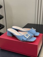 rv 小跟拖鞋24新品优雅致美单品Tres Vivier 钻扣穆勒鞋本款穆勒鞋以漆皮 单宁点缀闪钻饰扣 4.5cm粗跟平稳舒适精致优雅又舒适 增添活泼欢快的夏日