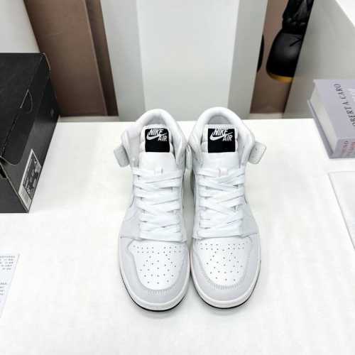 出厂: 独家顶级版本 Air Jordan耐克联名25vs最新王炸爆款系列 情侣彩色拼色休闲鞋 唯独一款牛皮拼色的高帮鞋，耐克乔一情侣毛鞋让鞋迷大开眼界，各种意