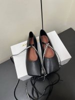 p420Amina Muaddi阿米娜25春夏新款法式方头芭蕾平底鞋！ 满满的少女风、既摩登又复古的味道！ 非常的简约大气 不管是半身裙、连衣裙还是牛仔裤，它都
