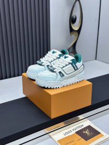 莞产淋胶顶级版本 ！Lv 早春淋胶胖丁情侣款，全新trainer2代胖丁鞋亮相！ 新款鞋型在鞋面设计上并没有太大的改动！而是鞋型变得更大更宽，更厚以及鞋舌变大取