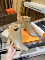 爱马仕hermes Kelly扣短靴 H家今年新出的新鞋型相比老款，这款更百搭，更年轻时尚化。新出的鞋跟和桶位都和老款有很多不一样的改变！桶位水平线 鞋型超级秀