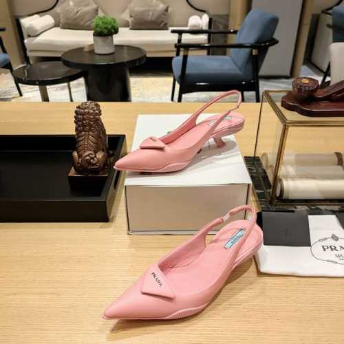 猫跟成形底穆勒鞋 顶级包装配套最高版本 PRADA 普拉达春夏新品， 顶级版本 实力来袭！官方原版全羊皮填充棉升级版。 混种羊皮面料是去年的开边珠款式的升级款。