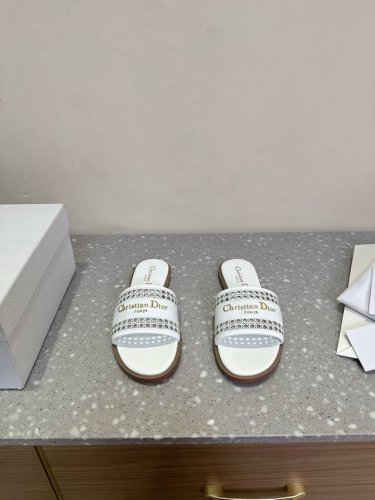Dior 迪奥 25ss春夏新款 D-Lane 镂空平底圆头 露趾拖鞋Sun 凉鞋春季季成衣系列的新款单品，来自 iviera 限定系列，兼具高订风格和休闲气质