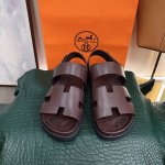 出厂: 独家顶级版本 H家爱*马仕 Vs春夏经典爆款单鞋系列 休闲平底二舅拖 最新出的绒面 新色系，整个鞋的所有材质都根据原版定制！注重品质，市面最高版本，今年