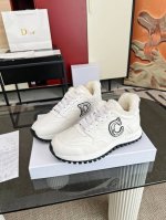 2024迪家新款花色上新这款 C'Est Dior 运动鞋设计醒目时尚 采用黑色牛皮革等材质精心制作，鞋面两侧分别展示饰以 Christian Dior Par