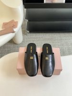 Miumiu小圆头半拖第一眼看到这个鞋子就爱上了，带点复古味随意搭配都好看！各大网红博主都在穿它，整个鞋子非常柔软，好穿不磨脚。简约百搭款~延续了一贯极简风格，