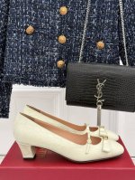 厂价Valentino 华伦天奴25Ss早春新品蝴蝶结玛丽珍单鞋高辨识度的个人风格靠拢立体镂空蝴蝶结装饰灵动又温柔方跟设计舒适度超好搭配Vlogo标志精致优雅