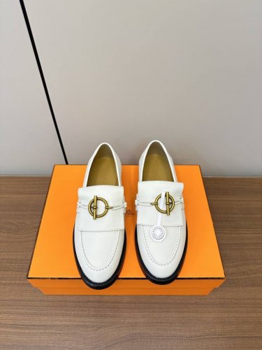 Hermes 爱马仕24Ss新款 秋冬新出乐福鞋 简直是太完美了，怕磨脚的亲大胆入，逛街妥妥的不需要创可贴 还更新了鞋底的工艺，以后才瓷砖地毯都不怕滑了，而且牛